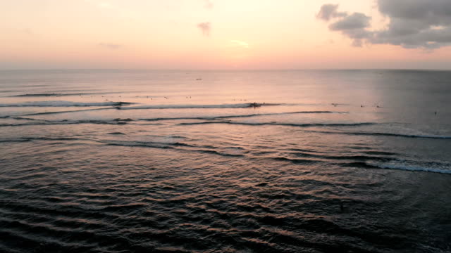 4K-Drohne-Filmmaterial-Golden-Sunset-indischen-Ozean-Bali-Uluwatu-Beach