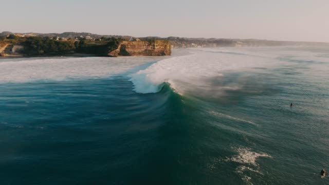 Vista-aérea-con-las-grandes-olas.-Surf-y-olas-en-Bali-al-atardecer.