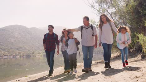 Multi-Generationen-Familie-wandern-von-einem-Bergsee