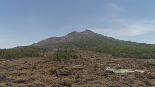 Berglandschaft-mit-Vulkan-Batur