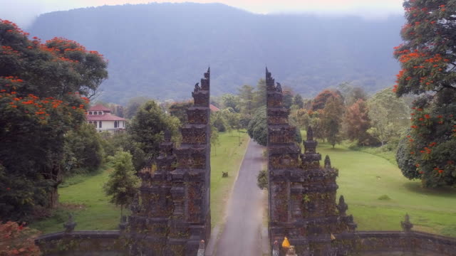 Balinese-Split-Gate-Candi-Bentar-in-Bali-on-an-Early-Morning