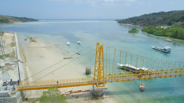 Puente-amarillo-que-conecta-islas-Cennigan-en-Bali-y-Nusa-Lembongan