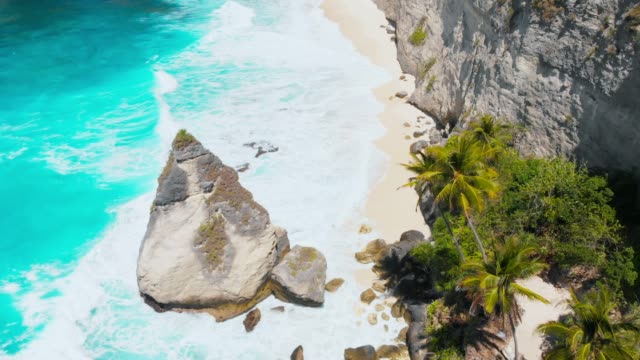 Diamant-Strand-mit-Felsen-auf-Nusa-Penida-Insel.-Luftbild-Drohne-auf-tropischen-Landschaft