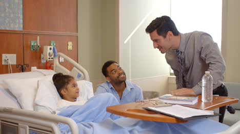 Visitas-al-pediatra-Padre-e-hijo-en-el-Hospital-toma-en-R3D