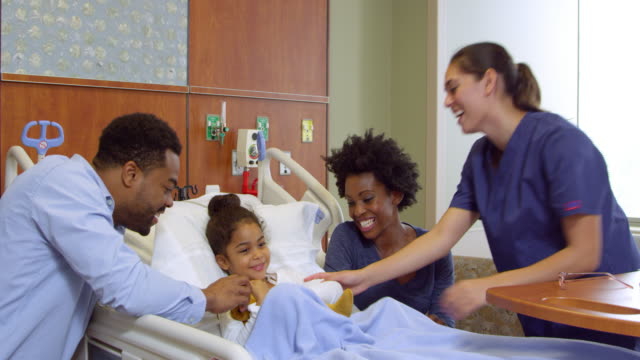 Enfermera-con-sus-padres-y-niños-en-Hospital-Ward-toma-en-R3D