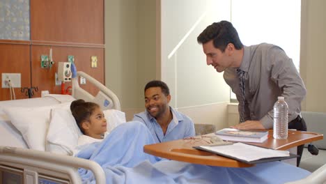Visitas-al-pediatra-Padre-e-hijo-en-el-Hospital-toma-en-R3D