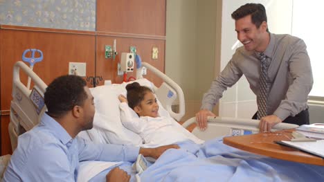 Kinderarzt-Besuche-Vater-und-Kind-im-Krankenhaus-aufgenommen-auf-R3D