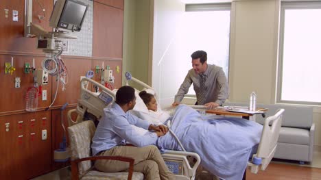 Kinderarzt-Besuche-Vater-und-Kind-im-Krankenhaus-aufgenommen-auf-R3D