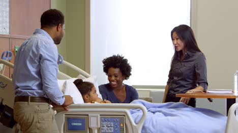 Kinderarzt-mit-Eltern-und-Kind-im-Krankenhaus-aufgenommen-auf-R3D