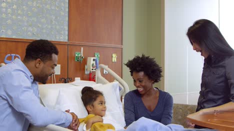 Pediatra-con-sus-padres-y-niños-en-Hospital-toma-en-R3D