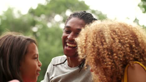 Junge-afroamerikanische-Familie-lachen-und-lächelnd-Tochter-mit-ihrer-Niedlich