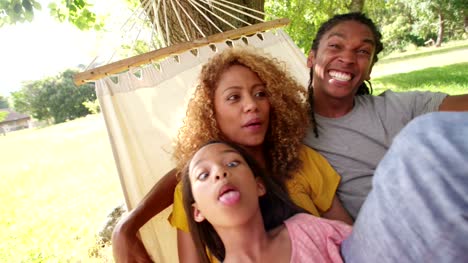 Schöne-afrikanische-amerikanische-Familie-machen-lustige-Gesichter-und-posieren