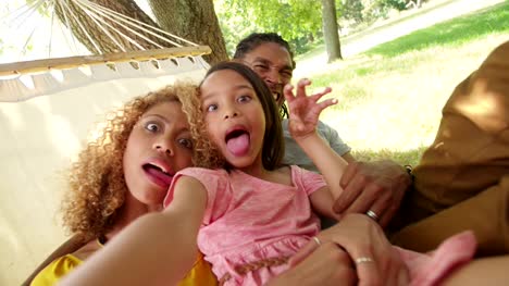 Schöne-afrikanische-amerikanische-Familie-machen-lustige-Gesichter-und-posieren