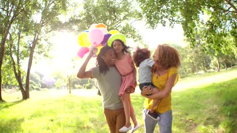 Glückliche-afroamerikanischen-Familie-verbringen-Zeit-in-einen-sonnigen-Park.