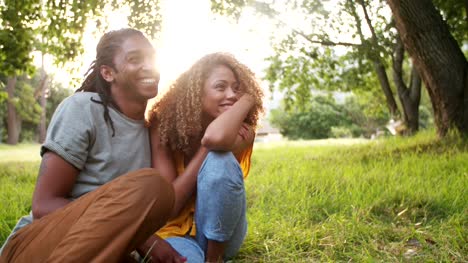 Lächelnden-afroamerikanischen-Paar-genießen-einen-Tag-im-Park