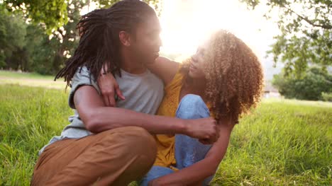 Fröhlich-afroamerikanischen-Paar-genießen-einen-Tag-im-Park