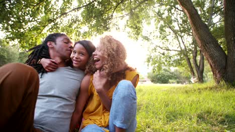 Jóvenes-Afroamericano-familia-riendo-y-sonriente-con-su-hija-lindo