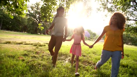 Afrikanische-amerikanische-Familie,-die-einen-Spaziergang-in-eine-schöne-Park