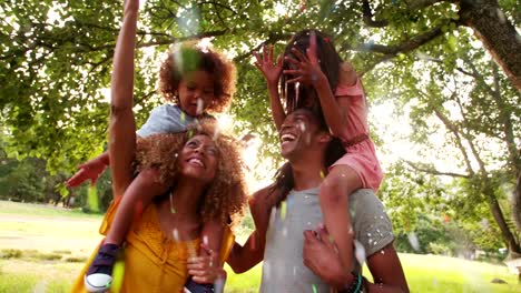 Excitación-Riendo-familia-afroamericana-y-disfrute-de-la-tarde-con-confeti
