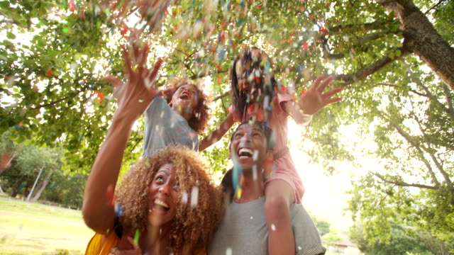 Glücklich-afroamerikanische-Familie-lachen-und-genießen-Sie-den-Augenblick-mit-Konfetti