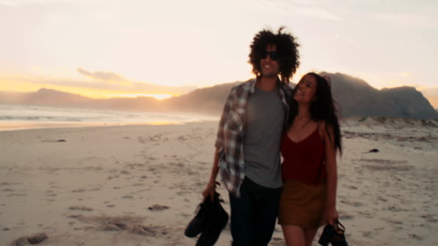 Hipster-junges-Paar,-einen-romantischen-Spaziergang-am-Strand