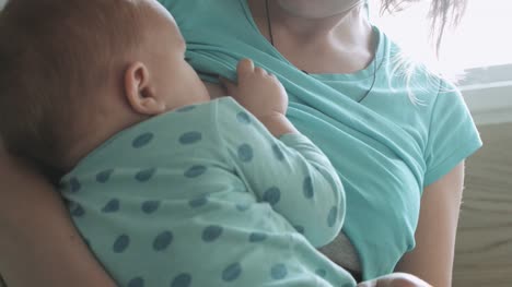 Mother-feeds-her-baby-breast-milk