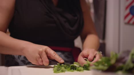 Nahaufnahme-einer-Frau-schneiden-Salat-mit-einem-Messer-in-der-Küche