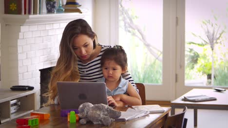 Mutter-und-Tochter-Film-auf-Laptop-zu-Hause-zusammen