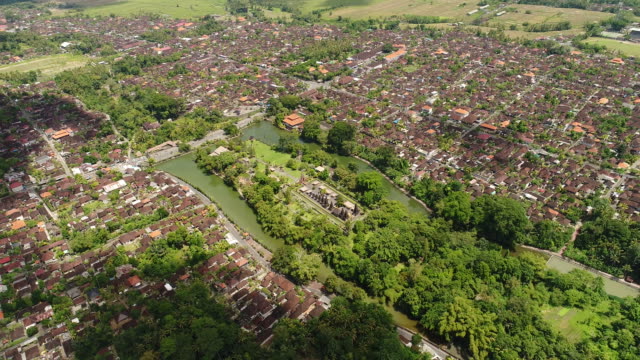 Luftbild-in-Bali-Indonesien:-lange.-geordnete-Reihe-von-Strukturen-mit-gestaffelt.-Reetdächer-in-Pura-Taman-Ayun.
