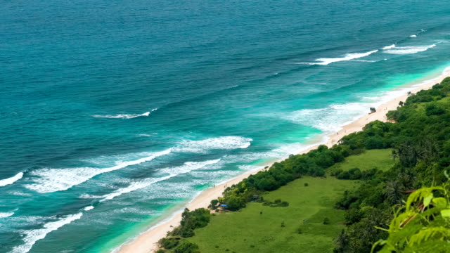 Turistas-que-llegan-a-la-solitaria-playa-de-arena-en-la-costa-de-Uluwatu,-Bali,-Indonesia
