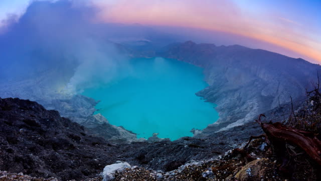 Kawah-Ijen-Vulkan-Krater-Wahrzeichen-Natur-Reise-Platz-von-Indonesien-4K-Dawn,-Day-Timelapse