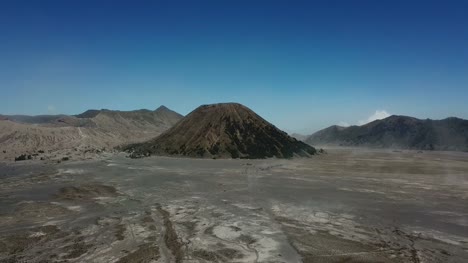 Cráter-del-Bromo-de-montaña,-Java-oriental-de-Indonesia,-de-zángano
