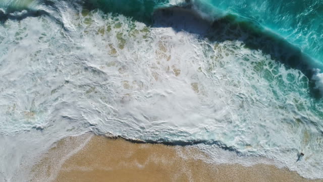 Vista-aérea-de-las-olas-del-océano-rompiendo-en-la-playa-por-imágenes-de-drone-de-4K.