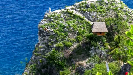 Hut-and-View-point-on-the-cliff-edge-in-the-North-Coast-of-Nusa-Penida,-Bali,-Indonesia