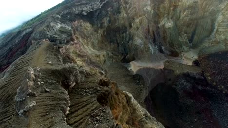 Abstieg-auf-den-Agung-Vulkankrater-in-Bali,-Indonesien-(aerial-Video)