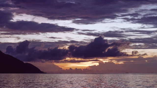 Monsuar-und-Ozean-nach-Sonnenuntergang.-Blaue-Stunde.-Ruhigen-Wellen-Glitzern-auf-der-Meeresoberfläche,-West-Papua,-Raja-Ampat,-Indonesien