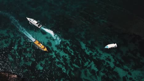 Barcos-que-pasan-uno-al-otro-en-la-isla-Tropical-con-cristal-claro-Océano-agua-4K