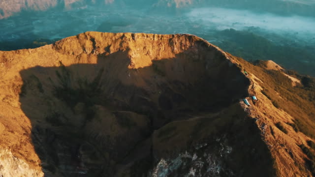 Cráter-en-el-volcán-pico-de-activo-Monte-Batur-en-Bali-en-Sunrise-tiro-aéreo-4K