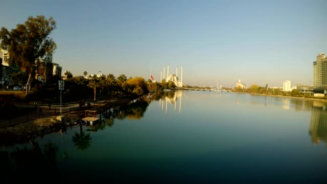 Brücke-in-den-Fluss-Seihan-und-Sabancı-Merkez-Moschee-in-der-Mitte-von-Adana-sonnigen-Tag