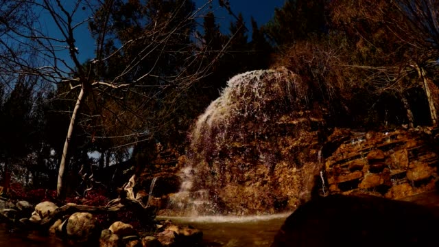 künstlicher-Wasserfall-im-neuen-Park-von-der-Stadt-Adana