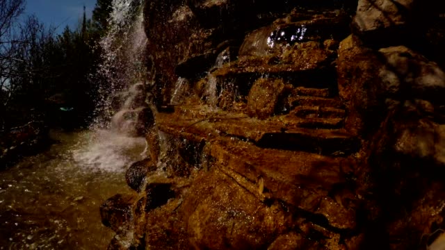 künstlichen-Wasserfall-im-neuen-Park-von-der-türkischen-Stadt-Adana