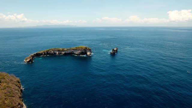 Felsige-Insel-im-Ozean.-Bali,-Indonesien
