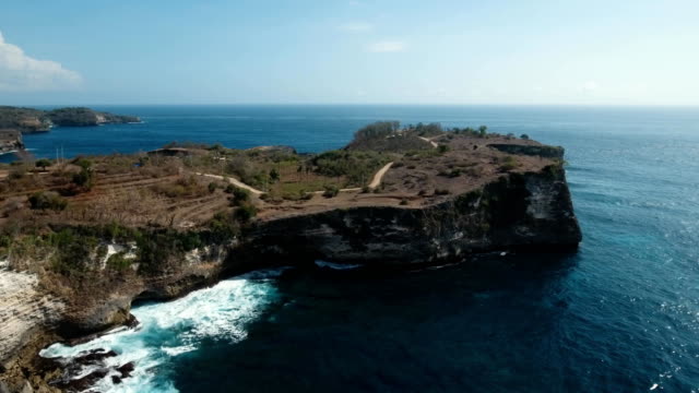 Seascape-Felsen,-Meer-und-Wellen-bei-Nusa-Penida,-Bali,-Indonesien