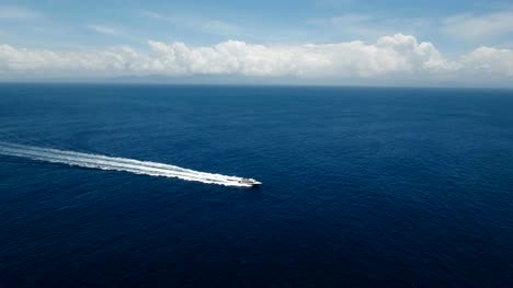 Motorboot-auf-dem-Meer,-Luftbild.-Bali,-Indonesien