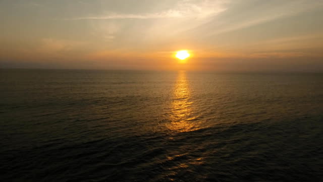 Wasser-Oberfläche-Luftbild-bei-Sonnenuntergang.-Bali