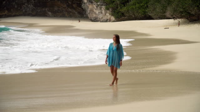 Chica-caminando-por-la-playa.-Bali,-Indonesia