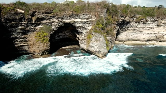 Seascape-:-Cliffs,-sea-and-waves-at-Nusa-Penida,-Bali,-Indonesia
