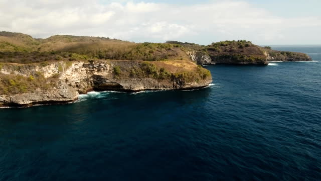 Paisaje-de-acantilados,-mar-y-olas-en-Nusa-Penida,-Bali,-Indonesia