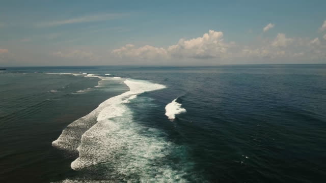Wasser-Oberfläche-mit-großen-Wellen,-Luftbild.-Bali