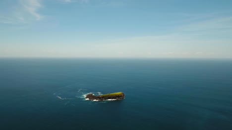 Isla-rocosa-en-el-mar
